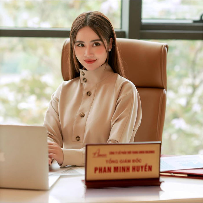 Hai tay hai nghề: Huyền Lizzie chủ 3 công ty, Lã Thanh Huyền chẳng kém