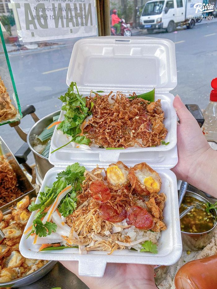 Hàng xôi cô Thu 30 năm tuổi: Ở quận 1 mà giá sinh viên, topping đầy ụ