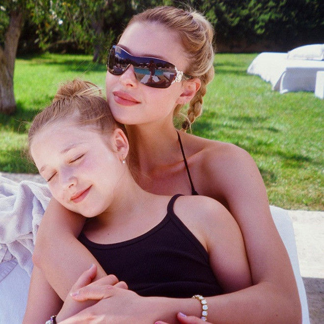 Harper Beckham qua ống kính của mẹ Victoria xinh tựa thiên thần