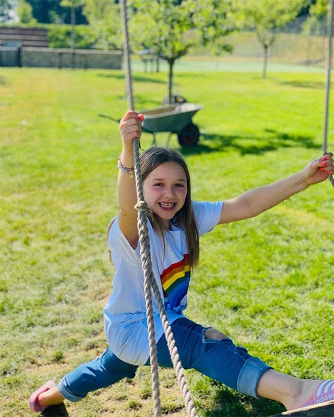 Harper Beckham qua ống kính của mẹ Victoria xinh tựa thiên thần