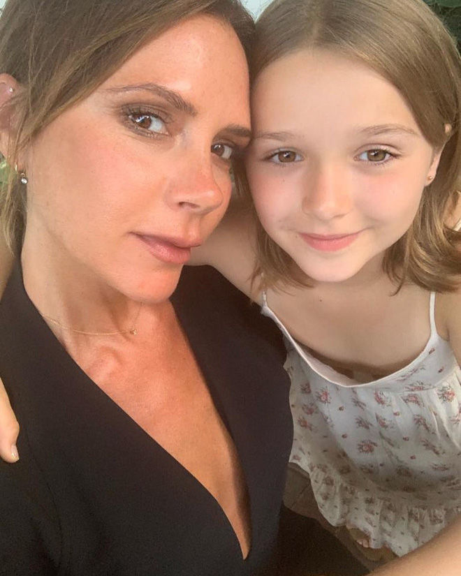 Harper Beckham qua ống kính của mẹ Victoria xinh tựa thiên thần