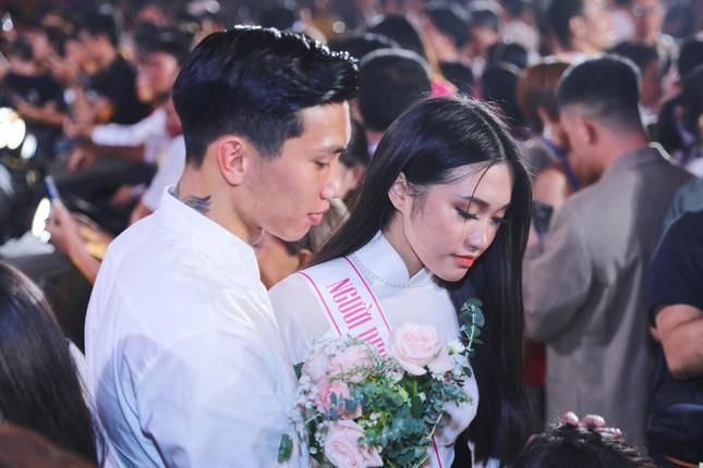 Hậu đi ăn cưới chung, Văn Hậu - Doãn Hải My tiếp tục xài phụ kiện đôi