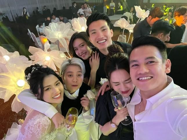 Hậu đi ăn cưới chung, Văn Hậu - Doãn Hải My tiếp tục xài phụ kiện đôi