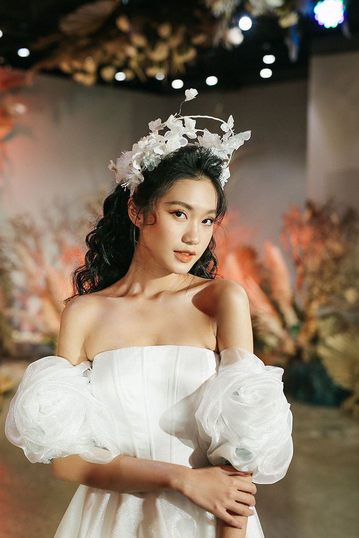 Hậu đi ăn cưới chung, Văn Hậu - Doãn Hải My tiếp tục xài phụ kiện đôi