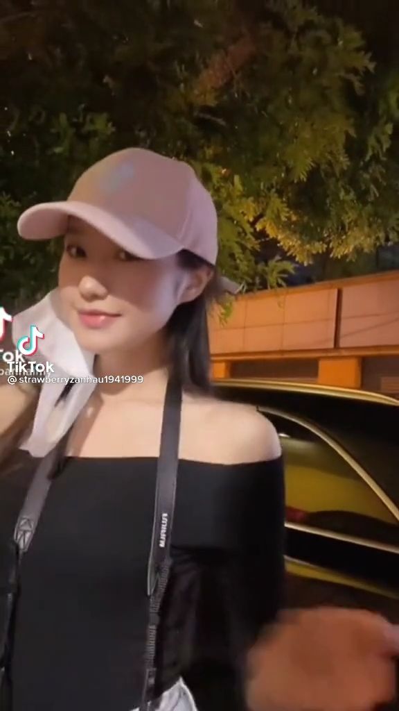 Hậu đi ăn cưới chung, Văn Hậu - Doãn Hải My tiếp tục xài phụ kiện đôi