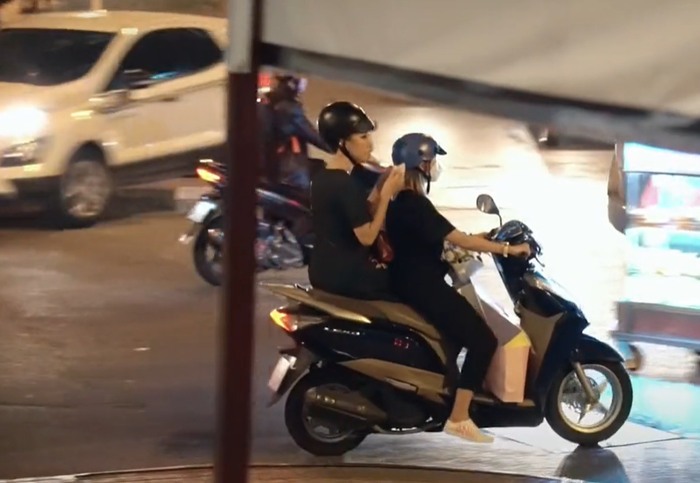 Hoàng Oanh dùng túi hiệu sờn da, rời sự kiện bằng xe máy