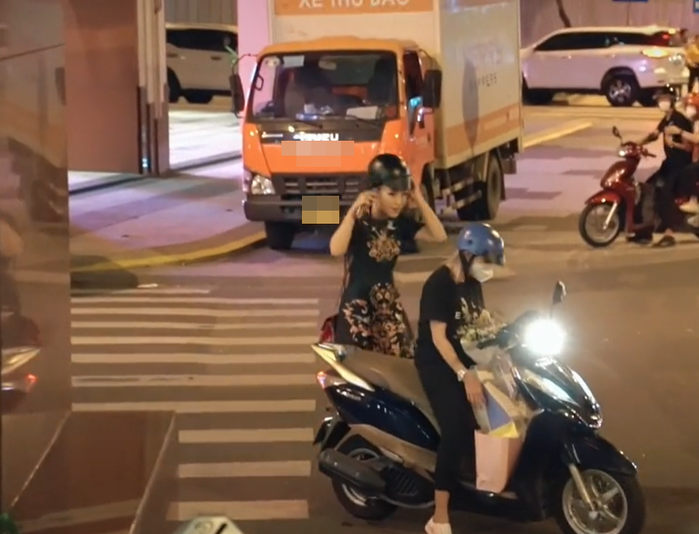 Hoàng Oanh dùng túi hiệu sờn da, rời sự kiện bằng xe máy