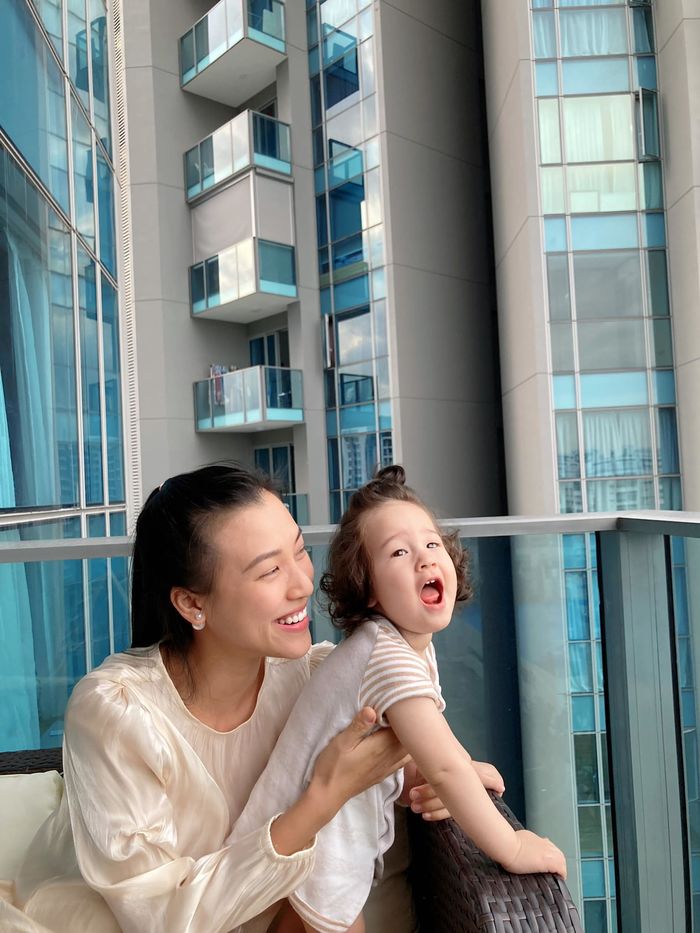 Hoàng Oanh dùng túi hiệu sờn da, rời sự kiện bằng xe máy
