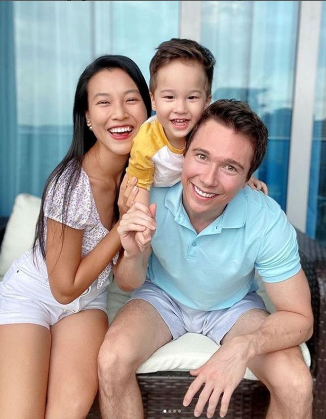 Hoàng Oanh dùng túi hiệu sờn da, rời sự kiện bằng xe máy