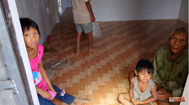YouTuber nghèo nhất Việt Nam xây nhà cho các thành viên trong team