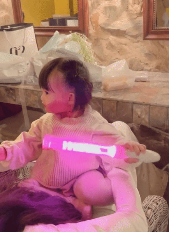Hỗ trợ mẹ, Winnie hết cầm lightstick ủng hộ lại làm cameo