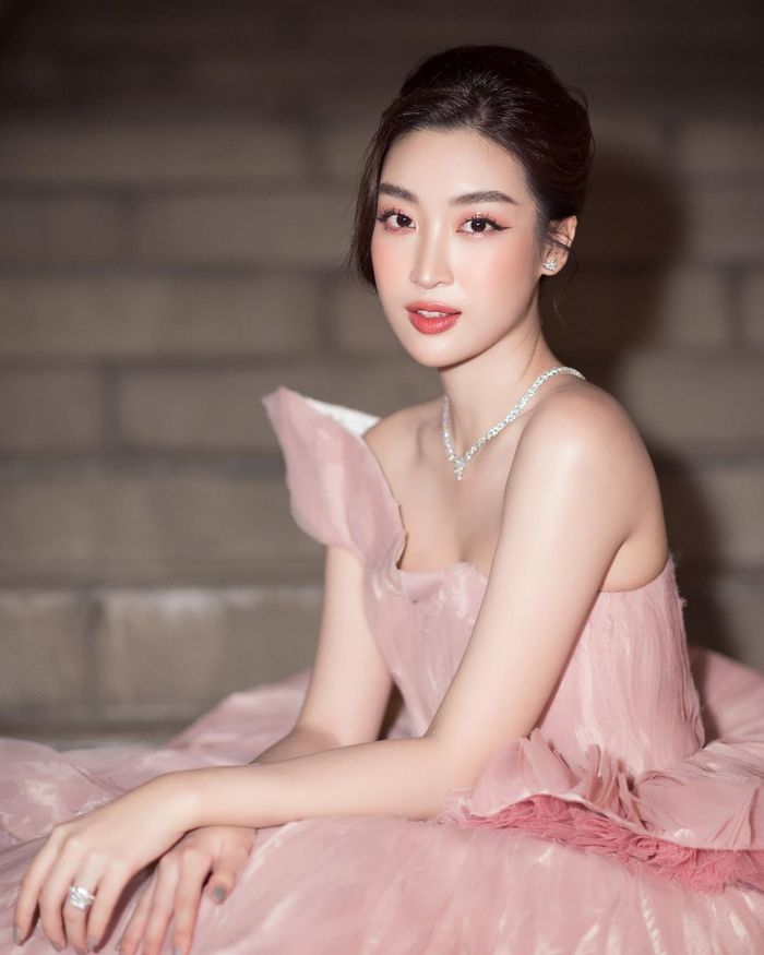 Hoa hậu trang điểm tông hồng: Thùy Tiên trong veo, Đỗ Thị Hà hát tuồng