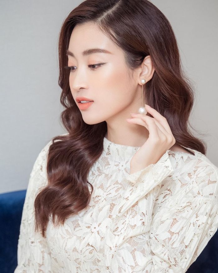 Hoa hậu trang điểm tông hồng: Thùy Tiên trong veo, Đỗ Thị Hà hát tuồng