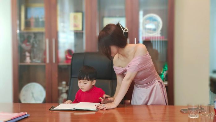 Hòa Minzy am tường chuyện bỉm sữa, còn truyền kinh nghiệm cho Minh Tú
