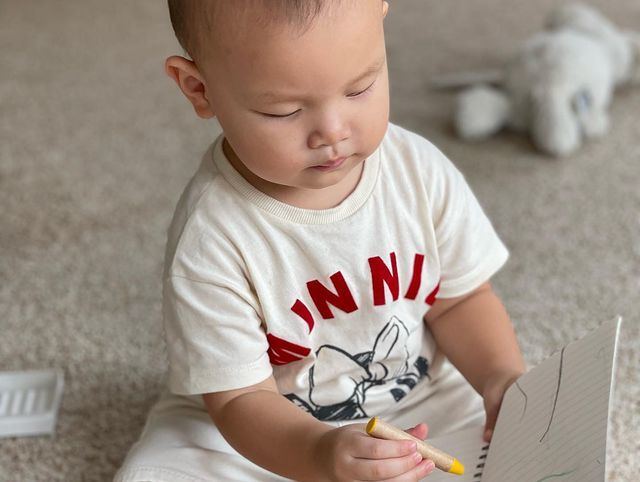 Họa sĩ Lisa dạy Leon học vẽ: còn cẩn thận chọn bút màu y hệt cho em