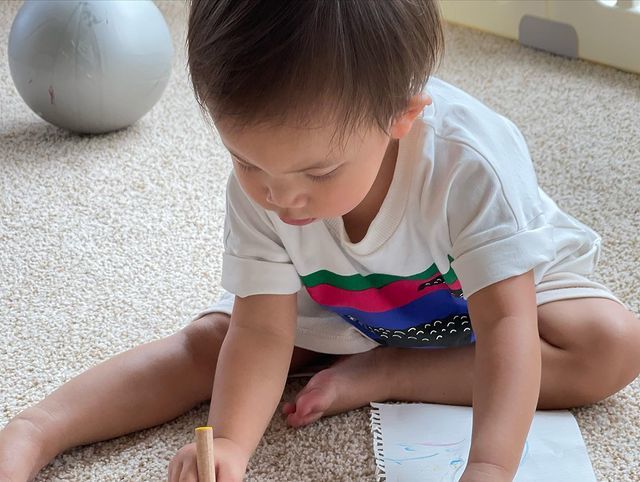 Họa sĩ Lisa dạy Leon học vẽ: còn cẩn thận chọn bút màu y hệt cho em