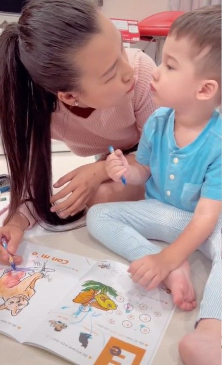 Bản lĩnh như Hoàng Oanh: an ủi chị em cùng cảnh ngộ, dạy con tử tế