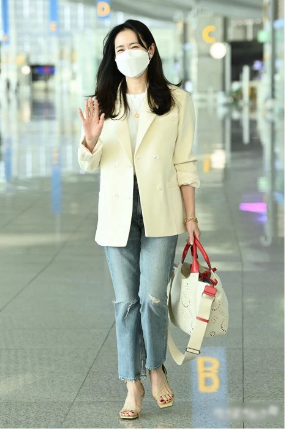 Học chị đẹp Son Ye Jin mặc blazer phối phụ kiện đúng chuẩn