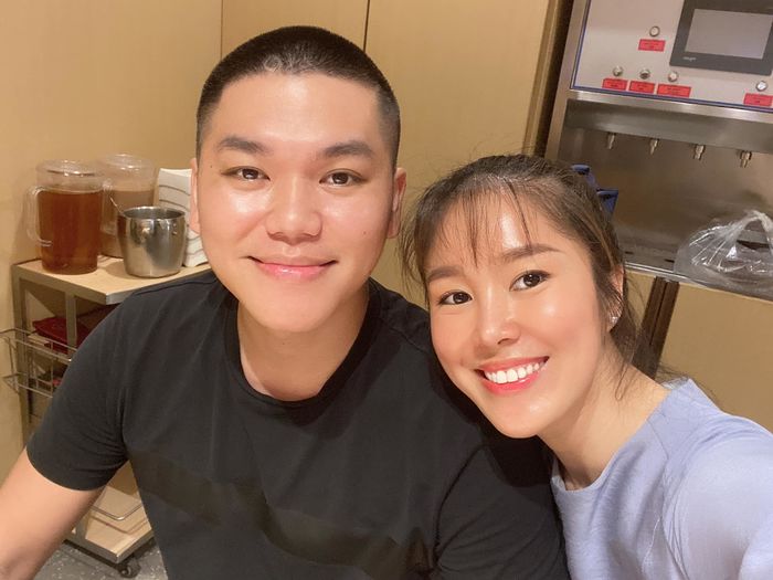 Họp mặt hội chị em: Lê Phương khoe eo thon, bầu bí lần 3 đâu ra