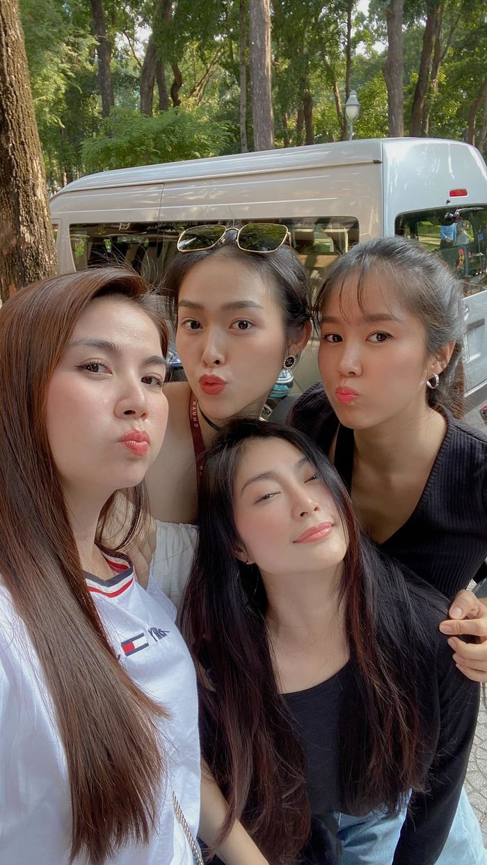 Họp mặt hội chị em: Lê Phương khoe eo thon, bầu bí lần 3 đâu ra