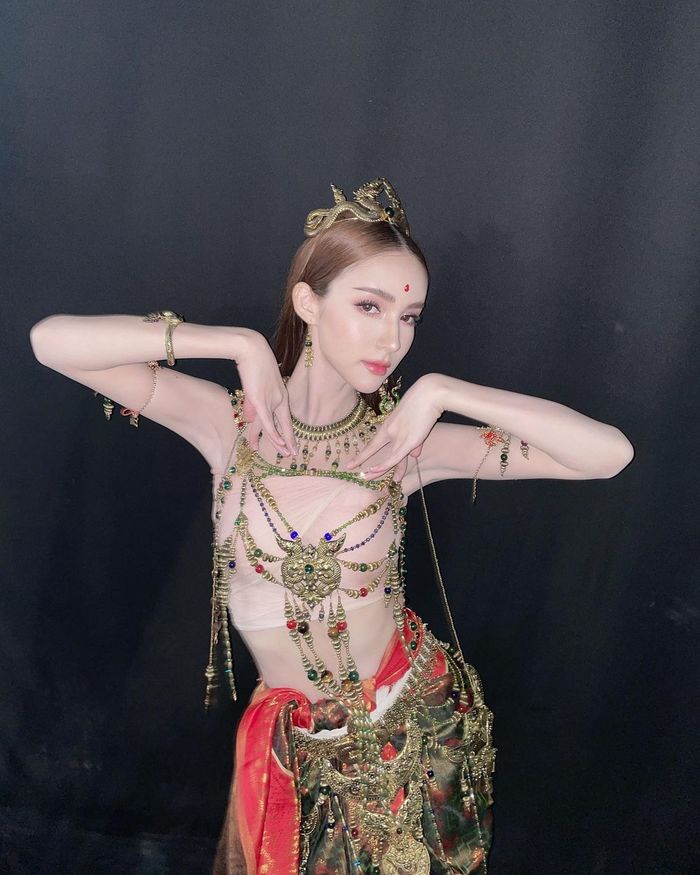 Hương Giang giao hảo cả Tbiz: mời được MC dẫn Miss Grand làm giám khảo