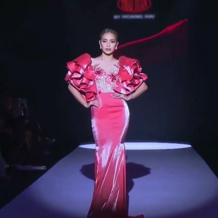 Hương Ly, Hoàng Phương vác cánh thiên thần trình diễn catwalk