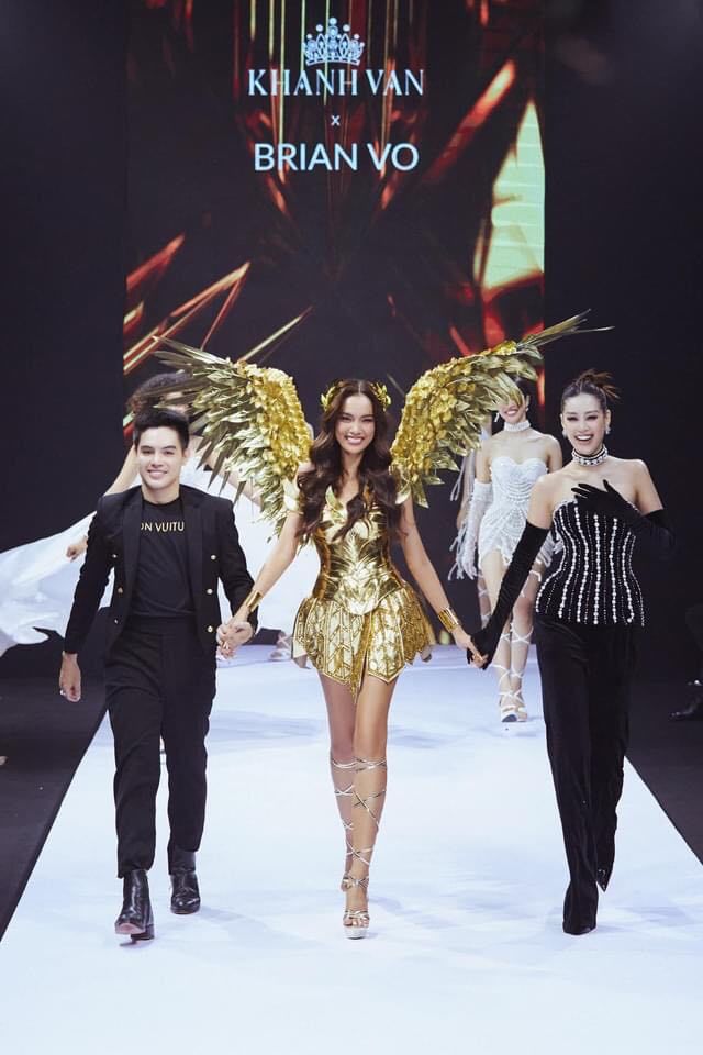 Hương Ly, Hoàng Phương vác cánh thiên thần trình diễn catwalk