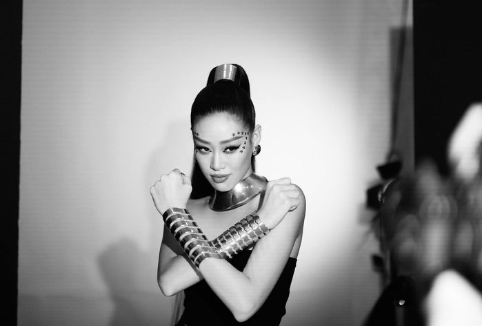 Hương Ly, Hoàng Phương vác cánh thiên thần trình diễn catwalk