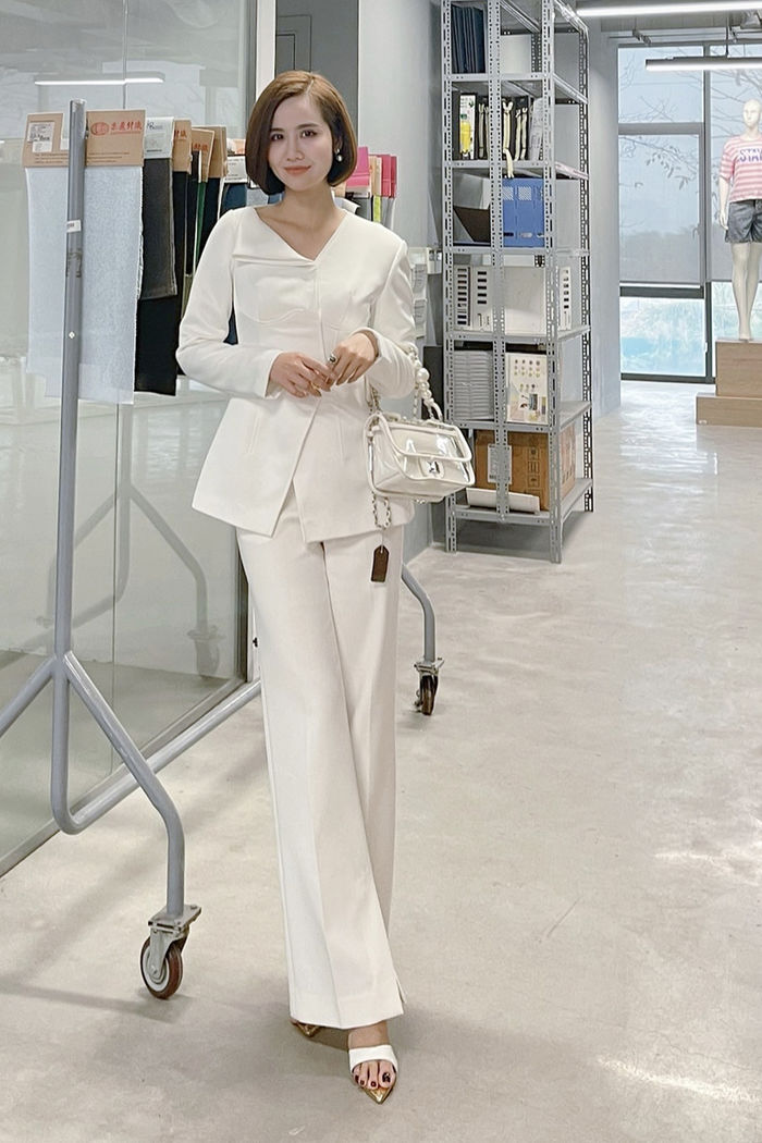 Huyền Lizzie Thương ngày nắng về lên chức Tổng giám đốc
