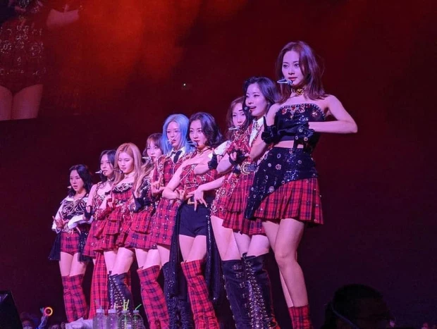 Idol Kpop qua Mỹ là sexy ngay: Jennie quá gợi cảm, Winter không thua