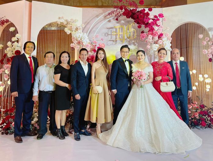 Nhan sắc vợ Lý Hải đi ăn cưới lấn lướt cả cô dâu