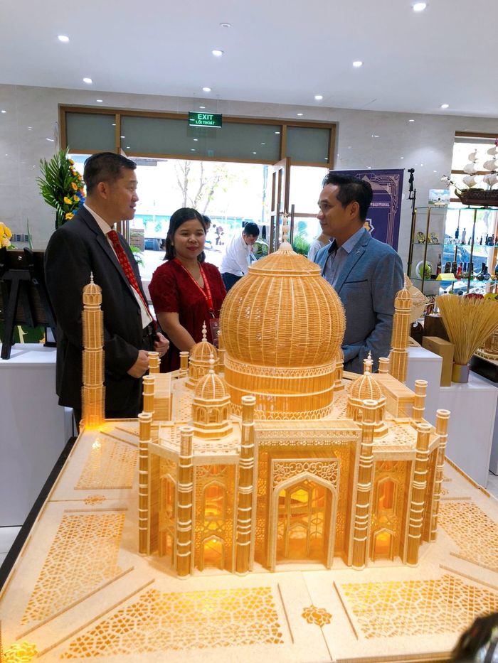 Kiến trúc sư Việt Nam xây cả thế giới chỉ bằng cây tăm xỉa răng