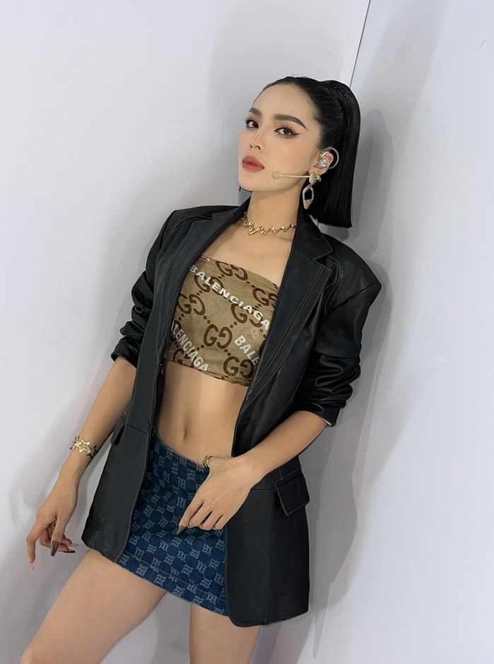 Kỳ Duyên thăng hạng từ nhan sắc đến váy áo: chăm khoe điểm vàng cơ thể