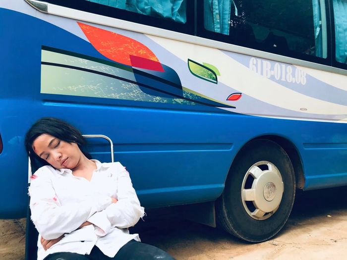 Lê Bê La quay Bão Ngầm: tranh thủ chợp mắt, ngả đâu cũng là giường