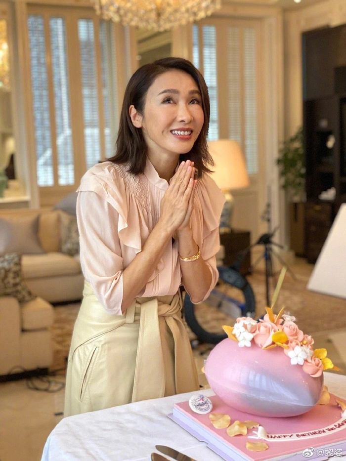 Lê Tư tuổi 50: Mới lộ toàn nếp nhăn, nay khoe visual mẹ 3 con cực trẻ