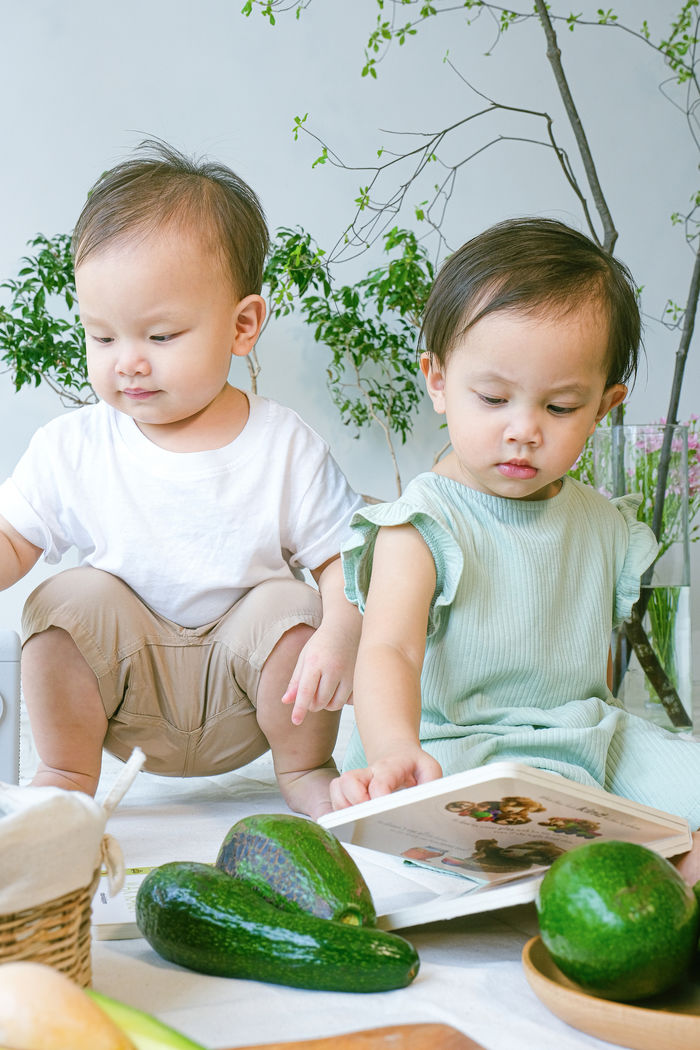 Lisa - Leon phụ mẹ xếp đồ: đáng yêu thế đến mức tan chảy
