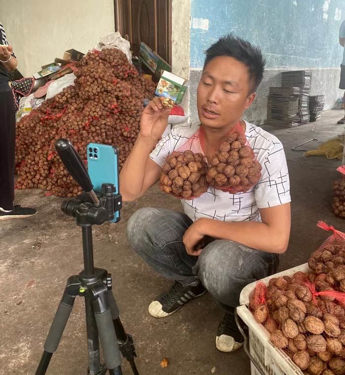 Livestream khoe nghèo, ngôi làng hẻo lánh kiếm hơn 100 triệu/tháng