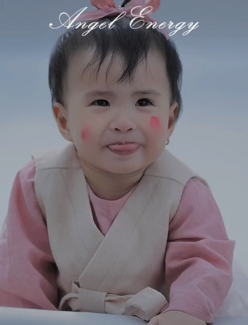 Loạt ảnh tròn 1 tuổi cực yêu của bé Sol: tấm nào cũng cười tít mắt