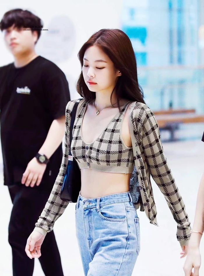 Loạt trend thời trang chưa hết hot: Mặc jeans trong váy gây khó hiểu