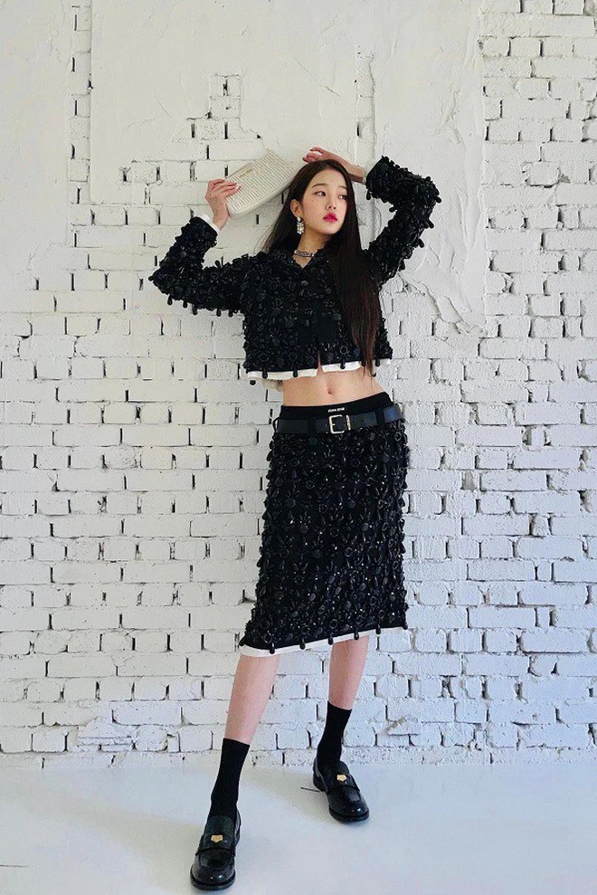 Loạt trend thời trang chưa hết hot: Mặc jeans trong váy gây khó hiểu