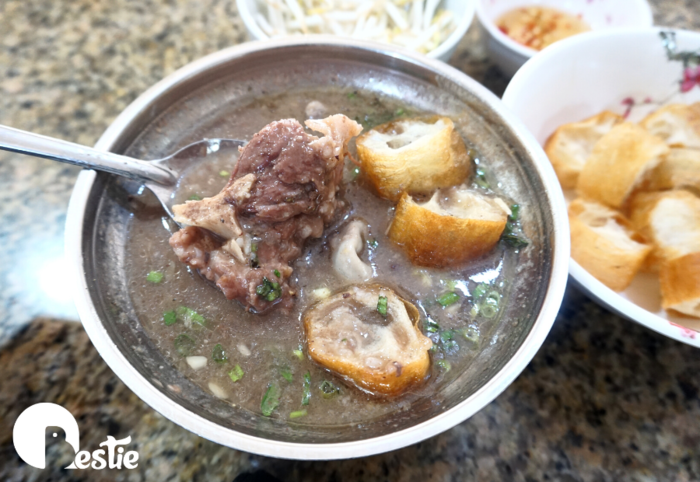 Gánh cháo lòng 80 năm: Ngày bán 8 nồi, khách ăn từ trẻ đến khi bế cháu