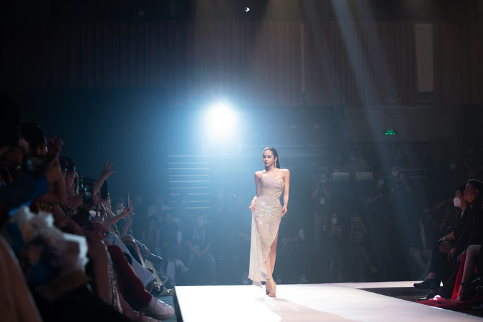 Trước màn catwalk ô dề, Lương Mỹ Kỳ từng xách váy cho NSND Kim Xuân