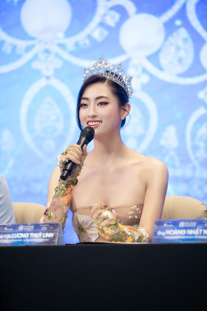Lương Thùy Linh sau 2 năm đương nhiệm: 21 tuổi đã cầm cân nảy mực