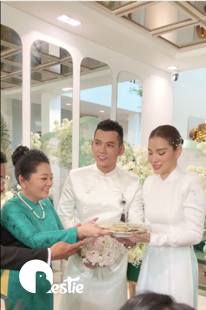 Lý Bình lái G63 qua đón Phương Trinh Jolie: tặng cô dâu 88 cây vàng