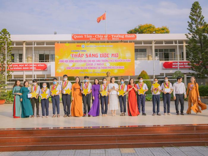 Lý Nhã Kỳ: “Tôi bất đắc dĩ làm NSX phim mà quên đi việc tìm người yêu