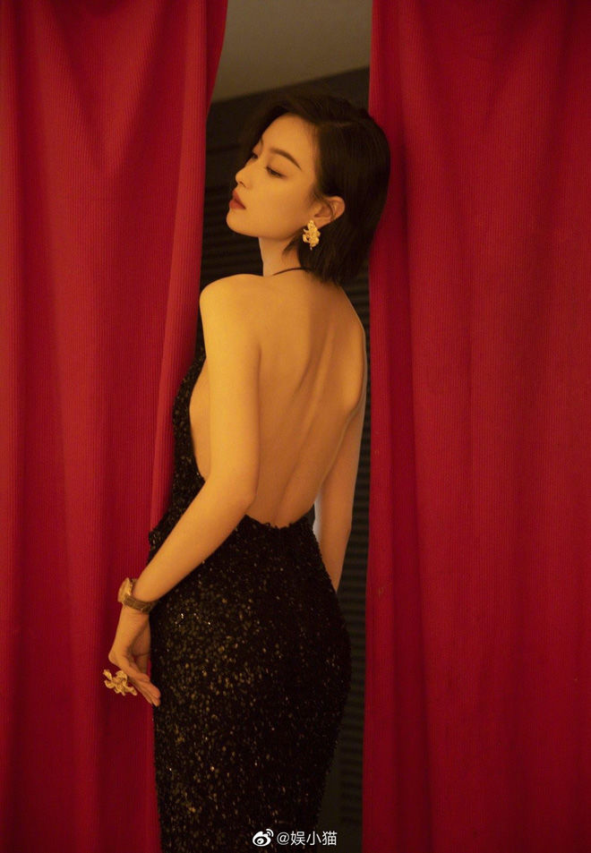 Màn khoe lưng cực gắt của loạt mỹ nữ Hoa: Nhiệt Ba lúc trồi lúc sụt