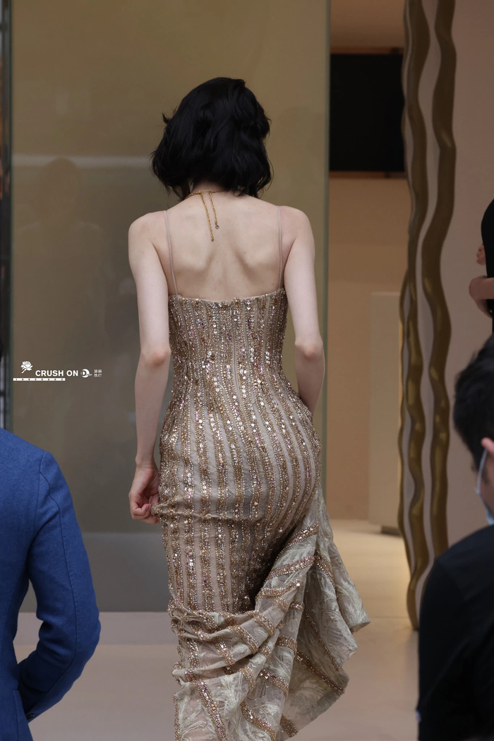Màn khoe lưng cực gắt của loạt mỹ nữ Hoa: Nhiệt Ba lúc trồi lúc sụt