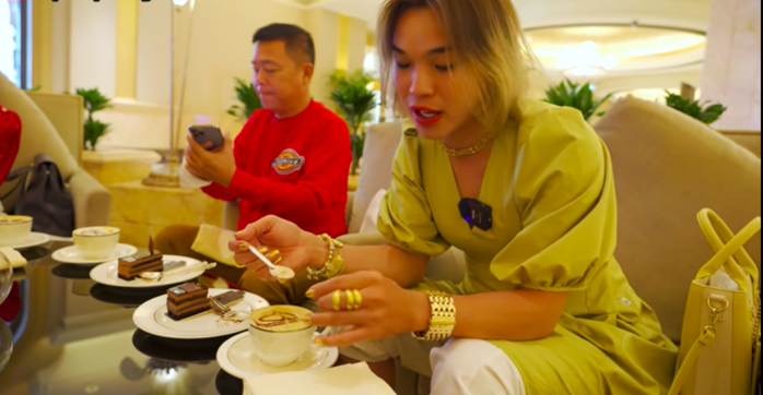 Mang danh Phượng hoàng lửa, 4 ly cà phê có giá gần bằng một chiếc xe