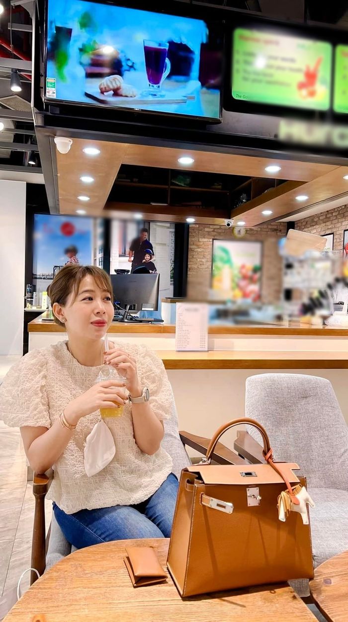 Khi BTV nhà đài đổ tiền cho túi hiệu: Hoài Anh toàn trăm củ