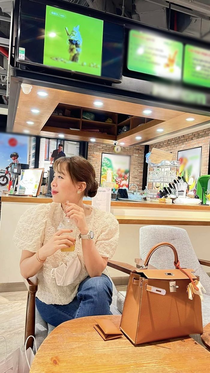 MC Diệp Chi nâng tầm outfit bằng túi hiệu: Xách 250 củ đi ăn tối